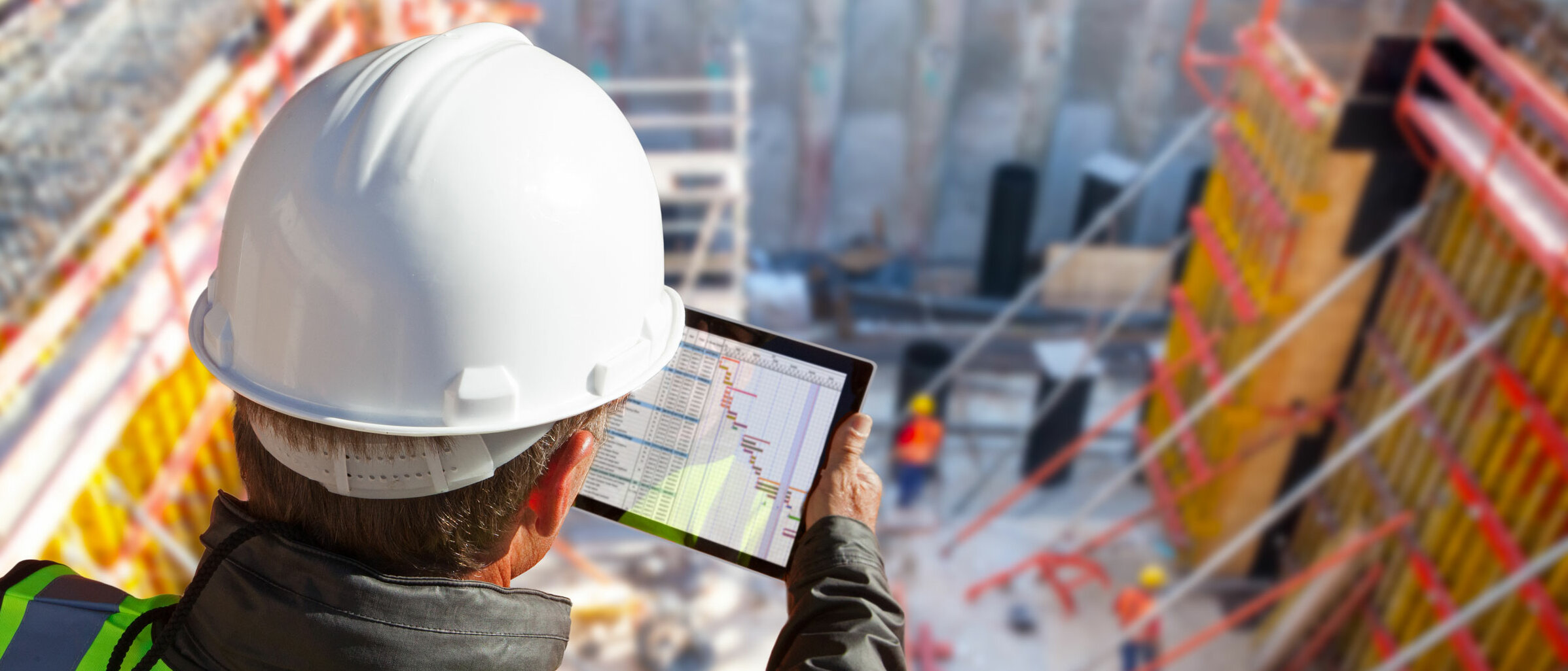 Arbeiter mit Tablet auf Baustelle