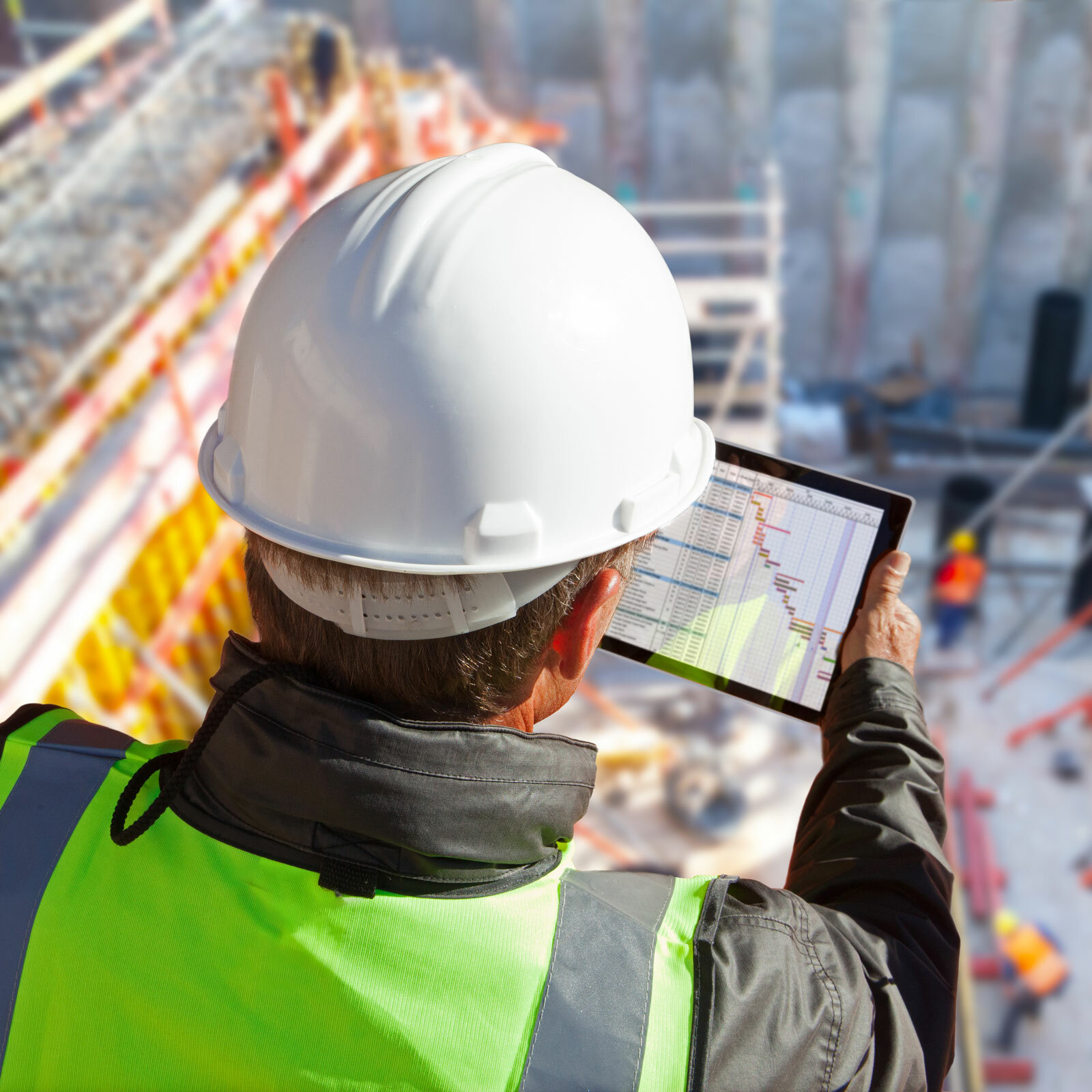 Arbeiter mit Tablet auf Baustelle