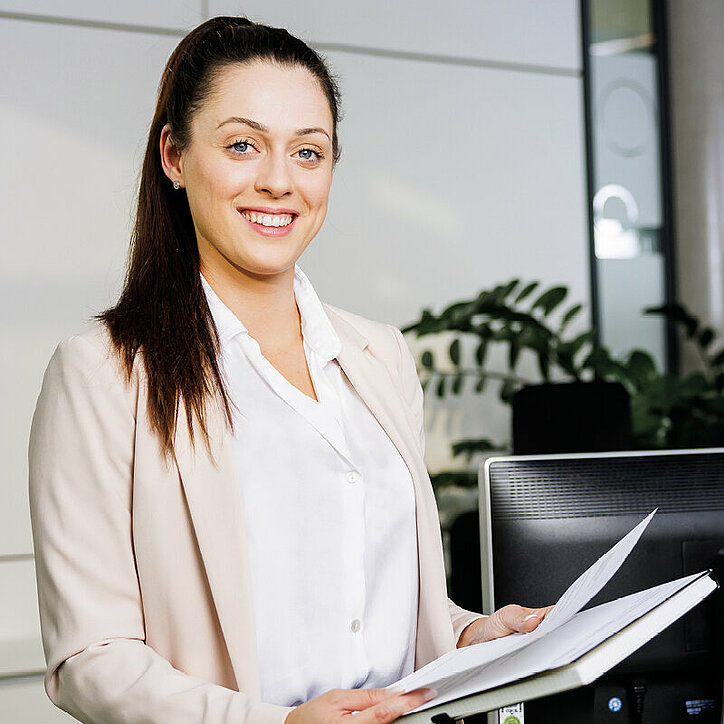R+F Assistentin im Büro