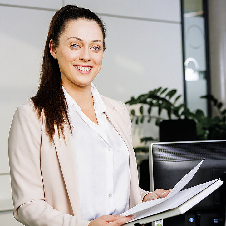 R+F Assistentin im Büro