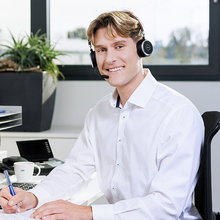 R+F Mitarbeiter im Vertriebsinnendienst am Telefonieren