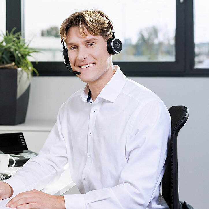 R+F Mitarbeiter im Vertriebsinnendienst am Telefonieren