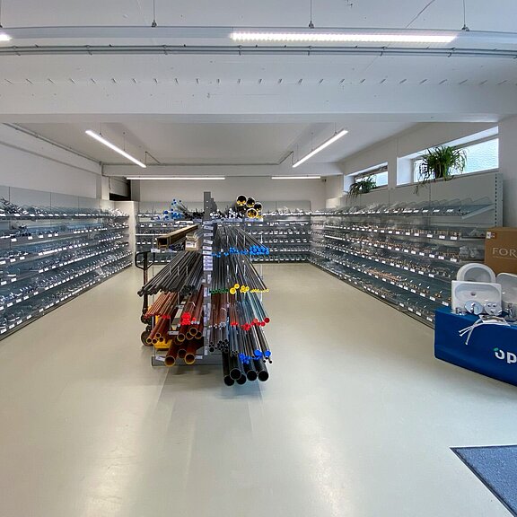 R+F ProfiStore Augsburg Stauffenbergstraße, Innenansicht Eingangsbereich mit Regalen