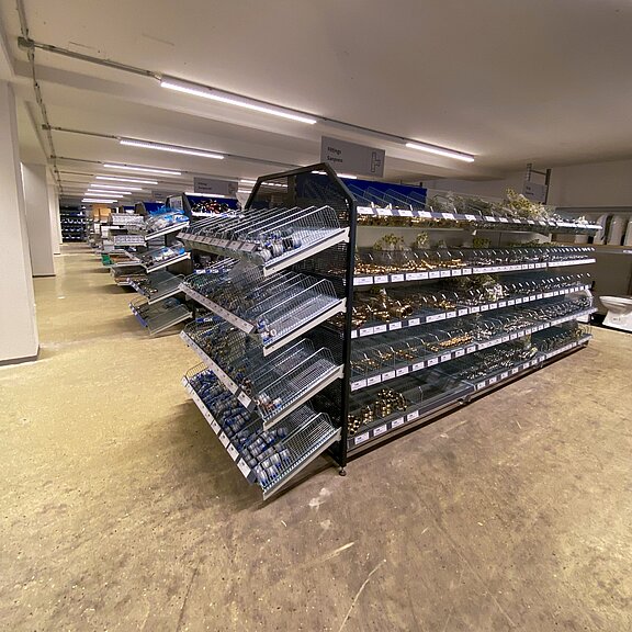R+F ProfiStore Augsburg Stauffenbergstraße, Innenansicht mit Regalen